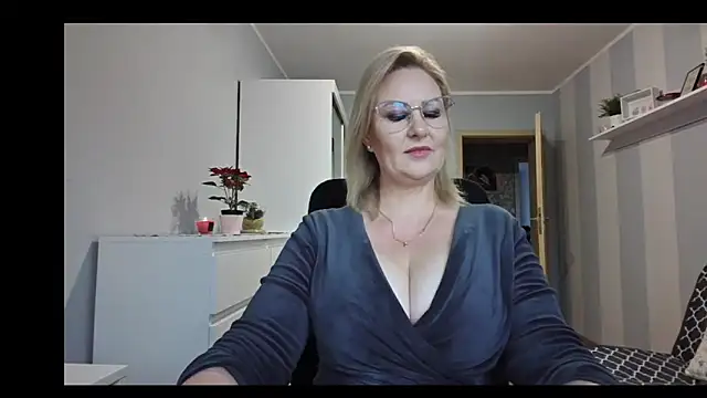 Snapshot of DianaLive chatting on 12.16.25 DianaLive online show from 12.16.25