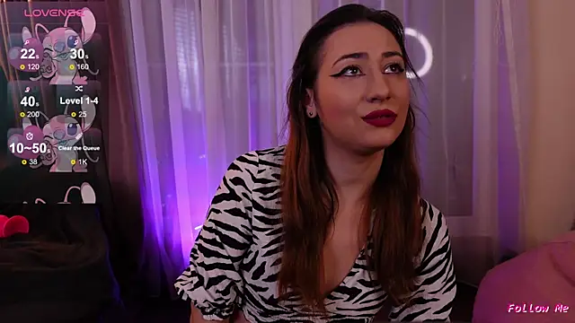 Snapshot of IsoldeBlis chatting on 10.23.25 IsoldeBlis online show from 10.23.25