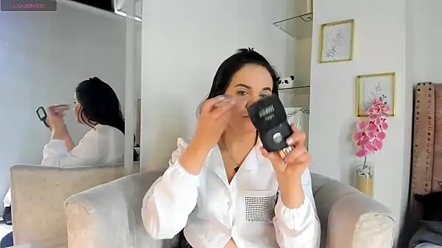Snapshot of laura_hotties chatting on 06.19.26 laura hotties online show from 06.19.26