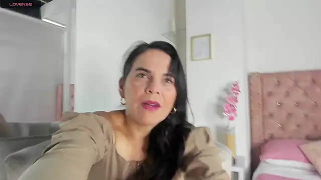 Snapshot of laura_hotties chatting on 07.15.26 laura hotties online show from 07.15.26