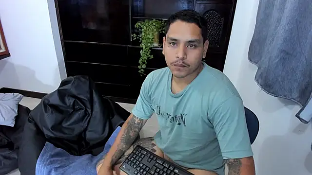 Snapshot of maxflurry_ chatting on 03.22.25 maxflurry online show from 03.22.25