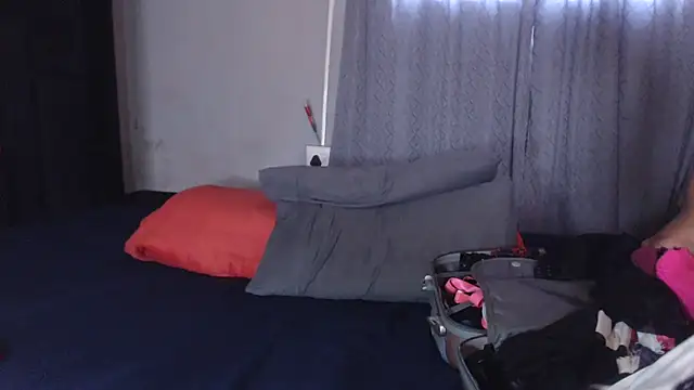 Snapshot of xMiAmor chatting on 10.28.25 xMiAmor online show from 10.28.25