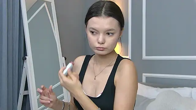 Snapshot of AsterQuinn chatting on 10.03.25 AsterQuinn online show from 10.03.25