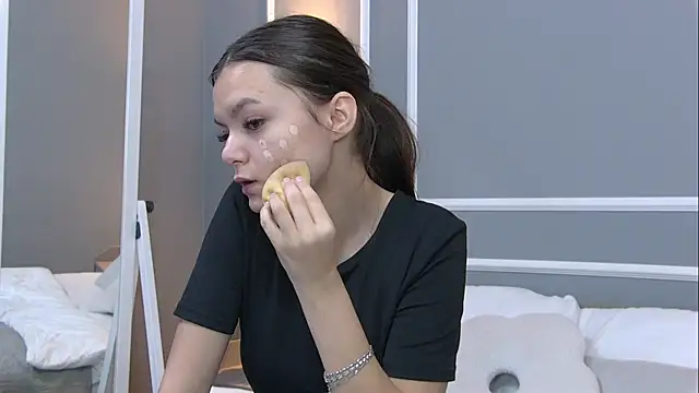 Snapshot of AsterQuinn chatting on 10.25.25 AsterQuinn online show from 10.25.25