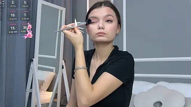 Snapshot of AsterQuinn chatting on 11.23.25 AsterQuinn online show from 11.23.25