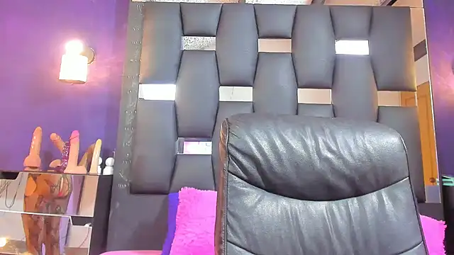 Snapshot of EMYCLARK01 chatting on 05.31.26 EMYCLARK01 online show from 05.31.26