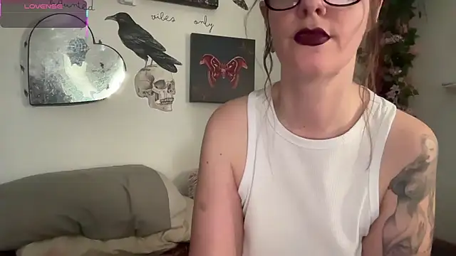 Snapshot of mothh1 chatting on 03.19.26 mothh1 online show from 03.19.26