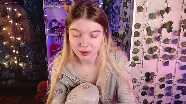 Strawberry juli online show from 03.07.25