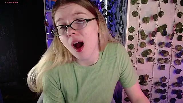 Strawberry juli online show from 03.12.25