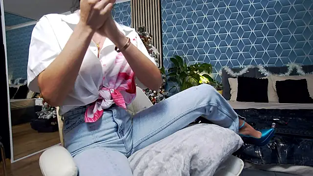 zoeylarkens online show from 12.14.25