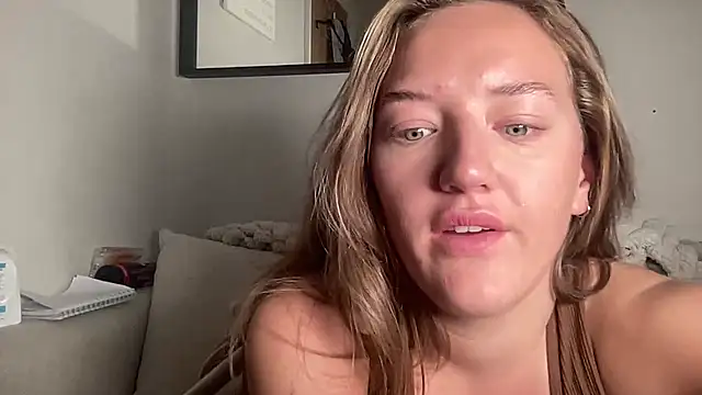 Snapshot of MissMaisiex chatting on 11.04.25 MissMaisiex online show from 11.04.25