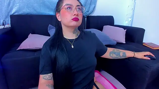 Snapshot of Curvybaddie99 chatting on 11.06.25 Curvybaddie99 online show from 11.06.25