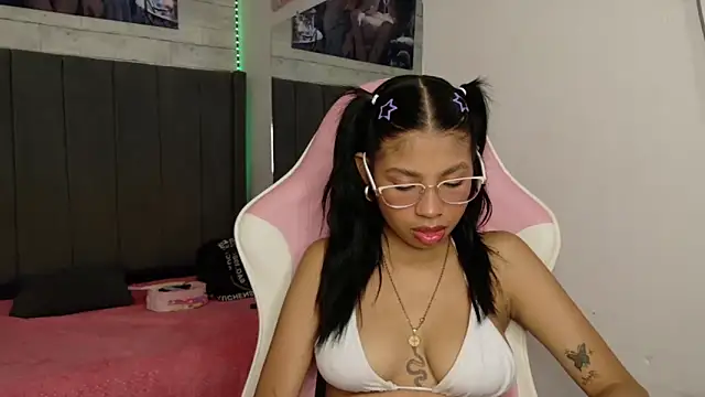 Snapshot of Aida_princess chatting on 11.20.25 Aida princess online show from 11.20.25