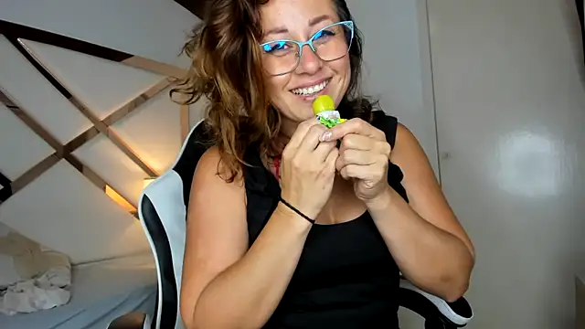 Snapshot of Allison_greey chatting on 12.15.25 Allison greey online show from 12.15.25