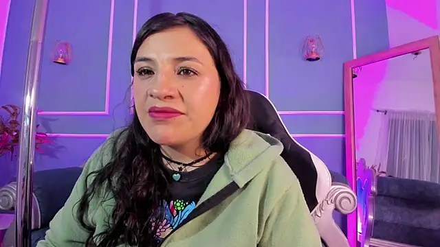 Snapshot of TaraTaylorr chatting on 10.15.25 TaraTaylorr online show from 10.15.25