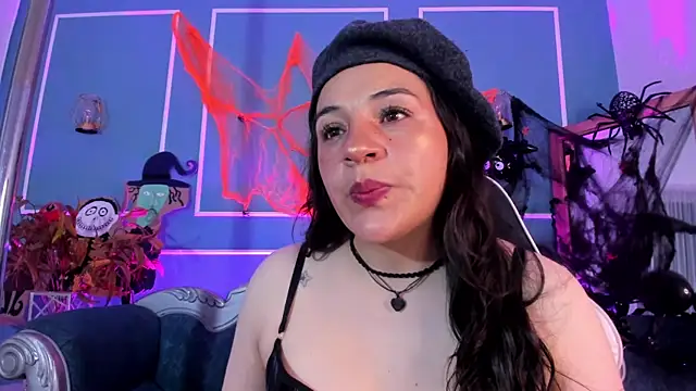 Snapshot of TaraTaylorr chatting on 10.28.25 TaraTaylorr online show from 10.28.25