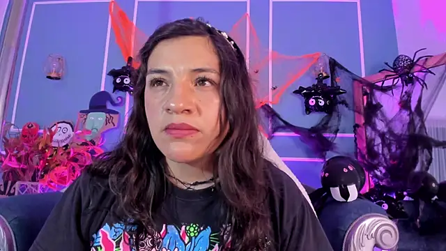 Snapshot of TaraTaylorr chatting on 10.30.25 TaraTaylorr online show from 10.30.25