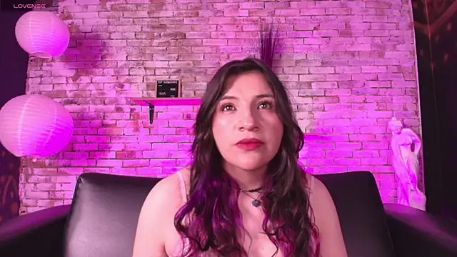 Snapshot of TaraTaylorr chatting on 11.15.25 TaraTaylorr online show from 11.15.25