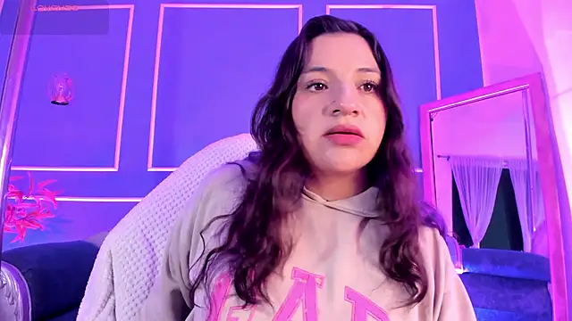 Snapshot of TaraTaylorr chatting on 11.25.25 TaraTaylorr online show from 11.25.25