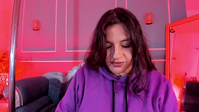 Snapshot of TaraTaylorr chatting on 12.04.25 TaraTaylorr online show from 12.04.25