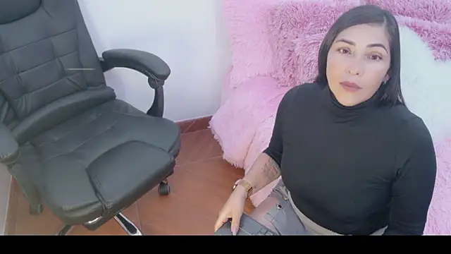 Snapshot of luna_lgomez_ chatting on 06.17.26 luna lgomez online show from 06.17.26