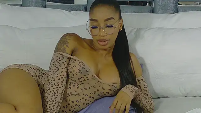 Snapshot of Angelesmith1 chatting on 12.21.25 Angelesmith1 online show from 12.21.25