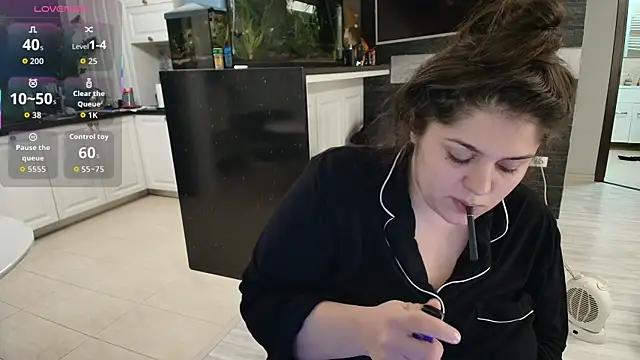 Snapshot of Layla- chatting on 11.22.25 Layla- online show from 11.22.25