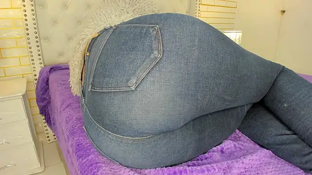 Snapshot of Emilly_wilson_ chatting on 11.07.25 Emilly wilson online show from 11.07.25