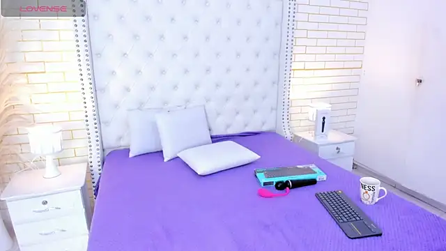 Snapshot of Emilly_wilson_ chatting on 11.21.25 Emilly wilson online show from 11.21.25