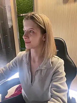 Snapshot of amorearte_m chatting on 03.18.25 amorearte m online show from 03.18.25