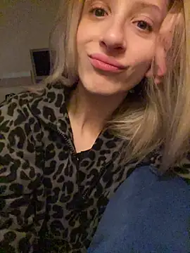 Snapshot of amorearte_m chatting on 12.15.25 amorearte m online show from 12.15.25