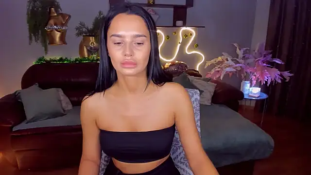 Snapshot of DanaSincere chatting on 12.20.25 DanaSincere online show from 12.20.25