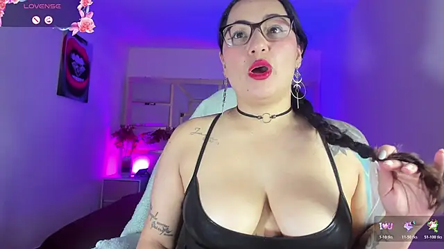 Snapshot of tamara_rouse1 chatting on 12.15.25 tamara rouse1 online show from 12.15.25