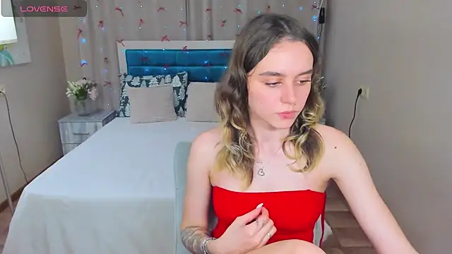 Snapshot of EmelyMason chatting on 12.02.25 EmelyMason online show from 12.02.25