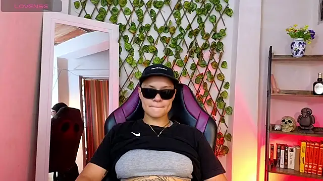 Snapshot of demimoore222 chatting on 03.13.25 demimoore222 online show from 03.13.25