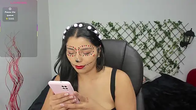 Snapshot of issa__nassar chatting on 10.31.25 issa nassar online show from 10.31.25