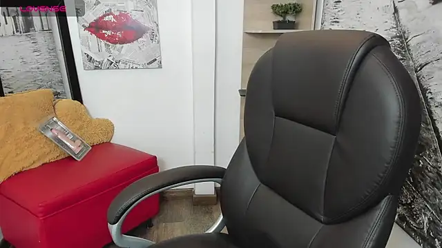 Snapshot of issa__nassar chatting on 11.13.25 issa nassar online show from 11.13.25