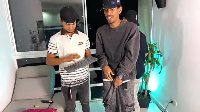 Snapshot of Miguel_bigcock chatting on 12.21.25 Miguel bigcock online show from 12.21.25