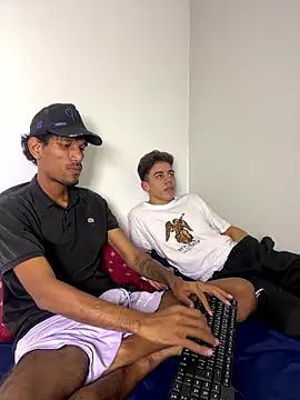 Snapshot of Miguel_bigcock chatting on 01.08.26 Miguel bigcock online show from 01.08.26