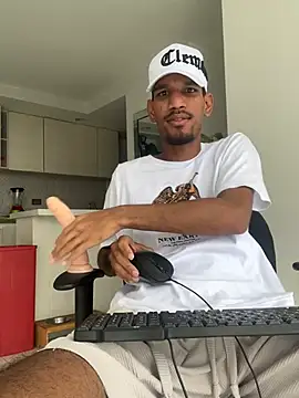 Snapshot of Miguel_bigcock chatting on 02.19.26 Miguel bigcock online show from 02.19.26