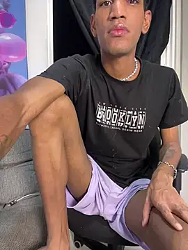 Snapshot of Miguel_bigcock chatting on 04.14.26 Miguel bigcock online show from 04.14.26