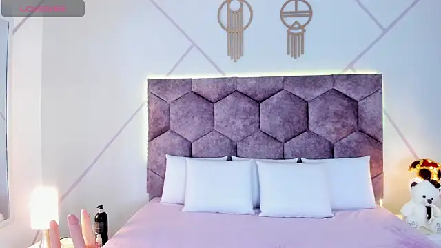 aurora collinss  online show from 10.30.25