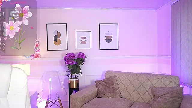 Snapshot of JulesBenett chatting on 09.15.25 JulesBenett online show from 09.15.25