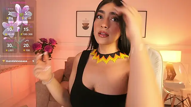 Snapshot of JulesBenett chatting on 09.23.25 JulesBenett online show from 09.23.25