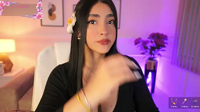 Snapshot of JulesBenett chatting on 12.04.25 JulesBenett online show from 12.04.25