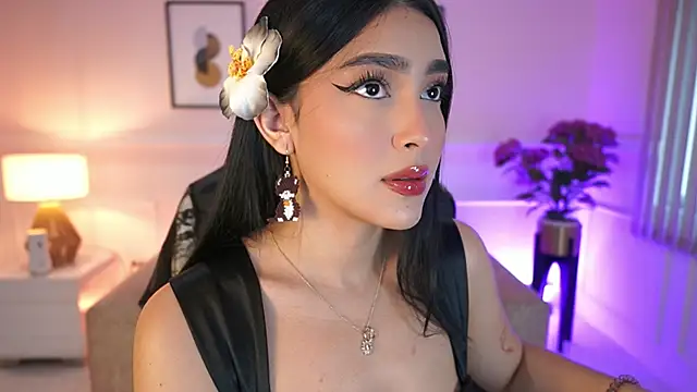 Snapshot of JulesBenett chatting on 12.05.25 JulesBenett online show from 12.05.25