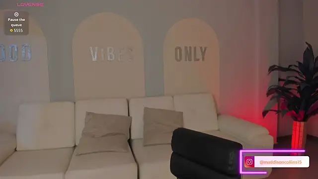 Snapshot of MaddisonCollins chatting on 12.18.25 MaddisonCollins online show from 12.18.25