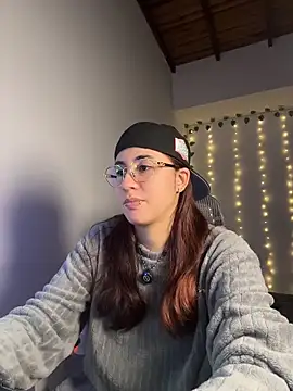 Snapshot of Camil_Lee chatting on 10.28.25 Camil Lee online show from 10.28.25