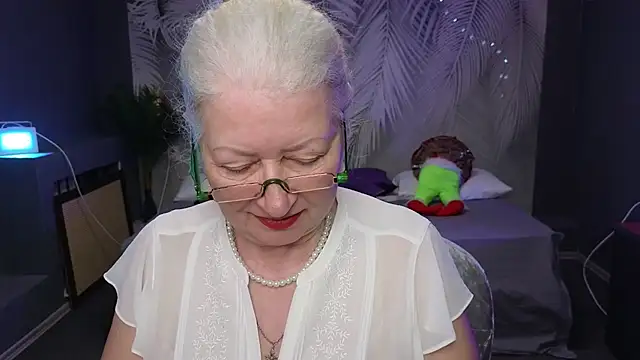 Maya Mayflower online show from 03.08.25