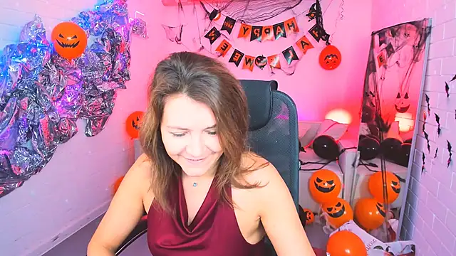 Snapshot of NicoleHitman chatting on 10.24.25 NicoleHitman online show from 10.24.25